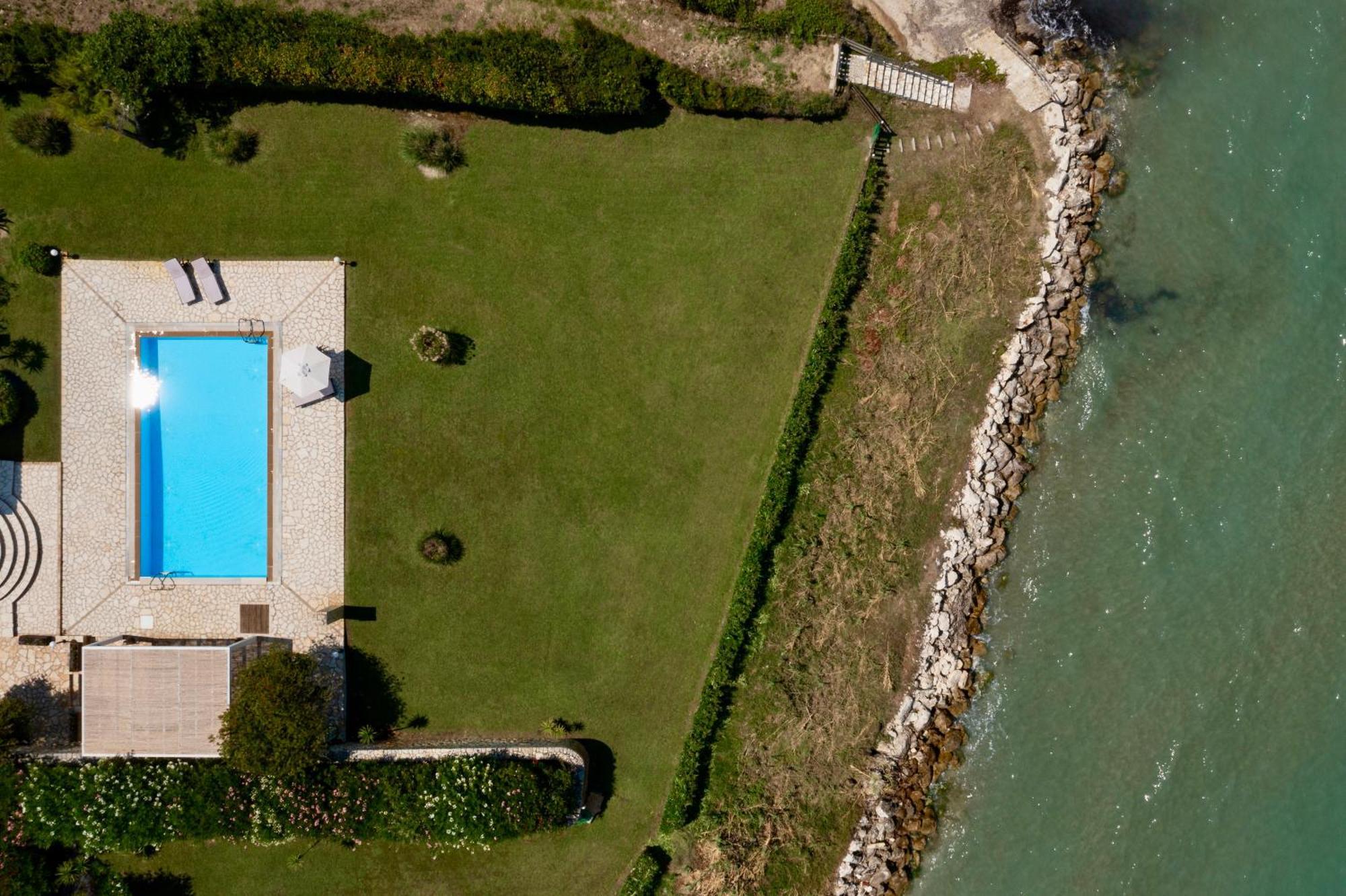 Beachfront Villa Victoras - With Private Beach Sidárion Exterior foto
